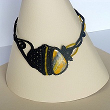 Collier noir/jaune en micro-macram&eacute;  avec une  pierre naturelle, la jaspe 